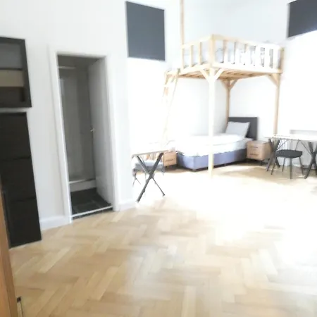 3 Bett In Mit Gemeinschaftsbad * Berlín